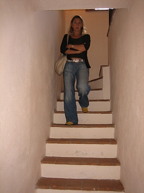 dame på trappe - the house - Casa Carolina